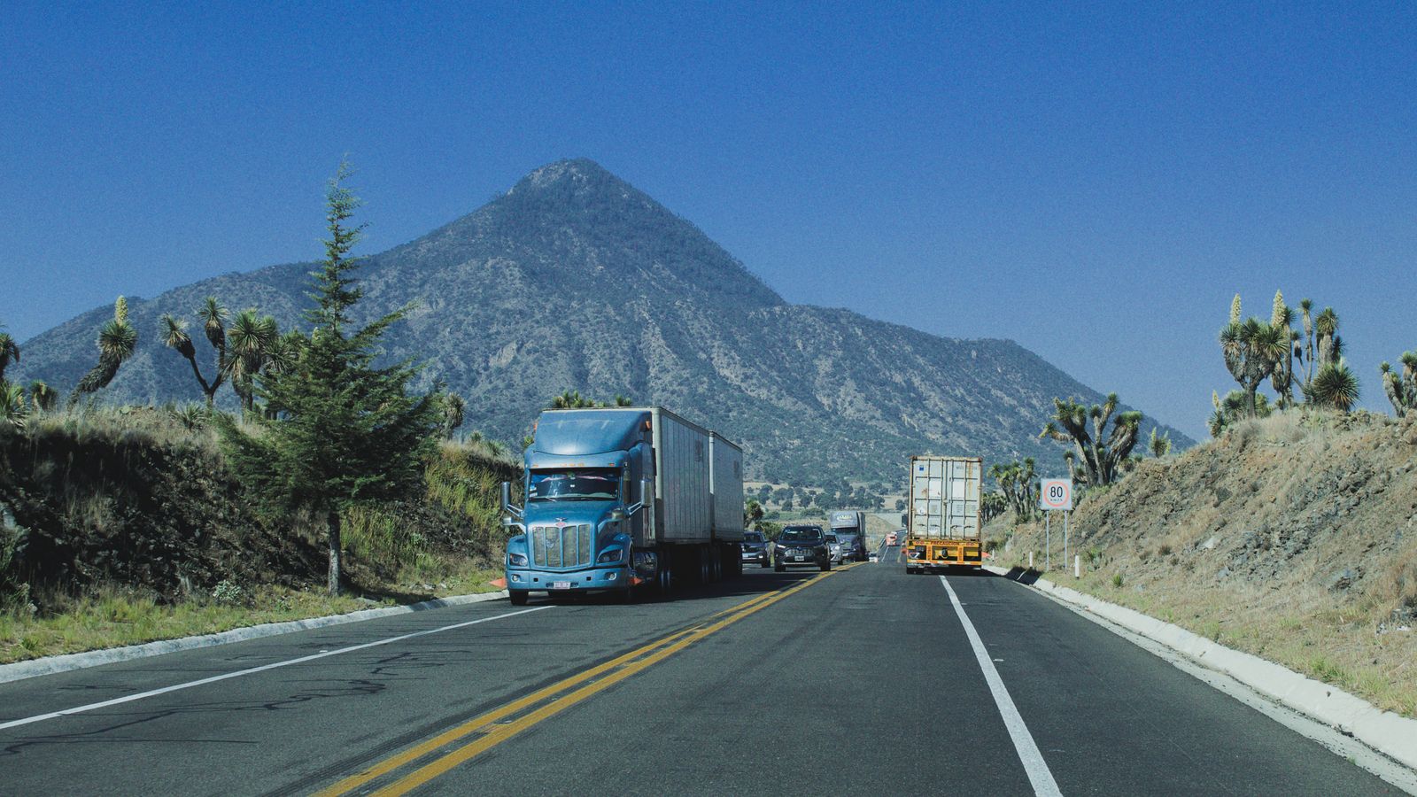 Camion sur autoroute — photo d'illustration, banque d'images
