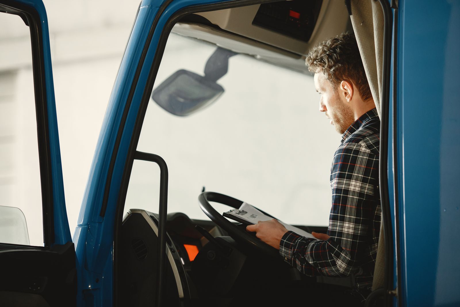 Chauffeur professionnel en cabine — photo d'illustration, banque d'images