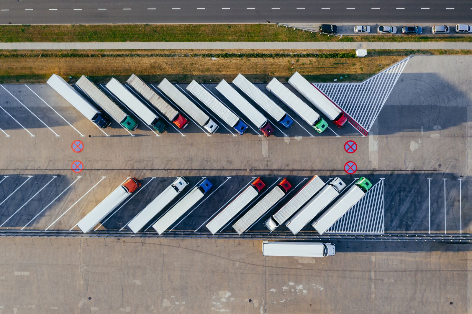 Camions stationnés sur un site logistique — photo d'illustration, banque d'images